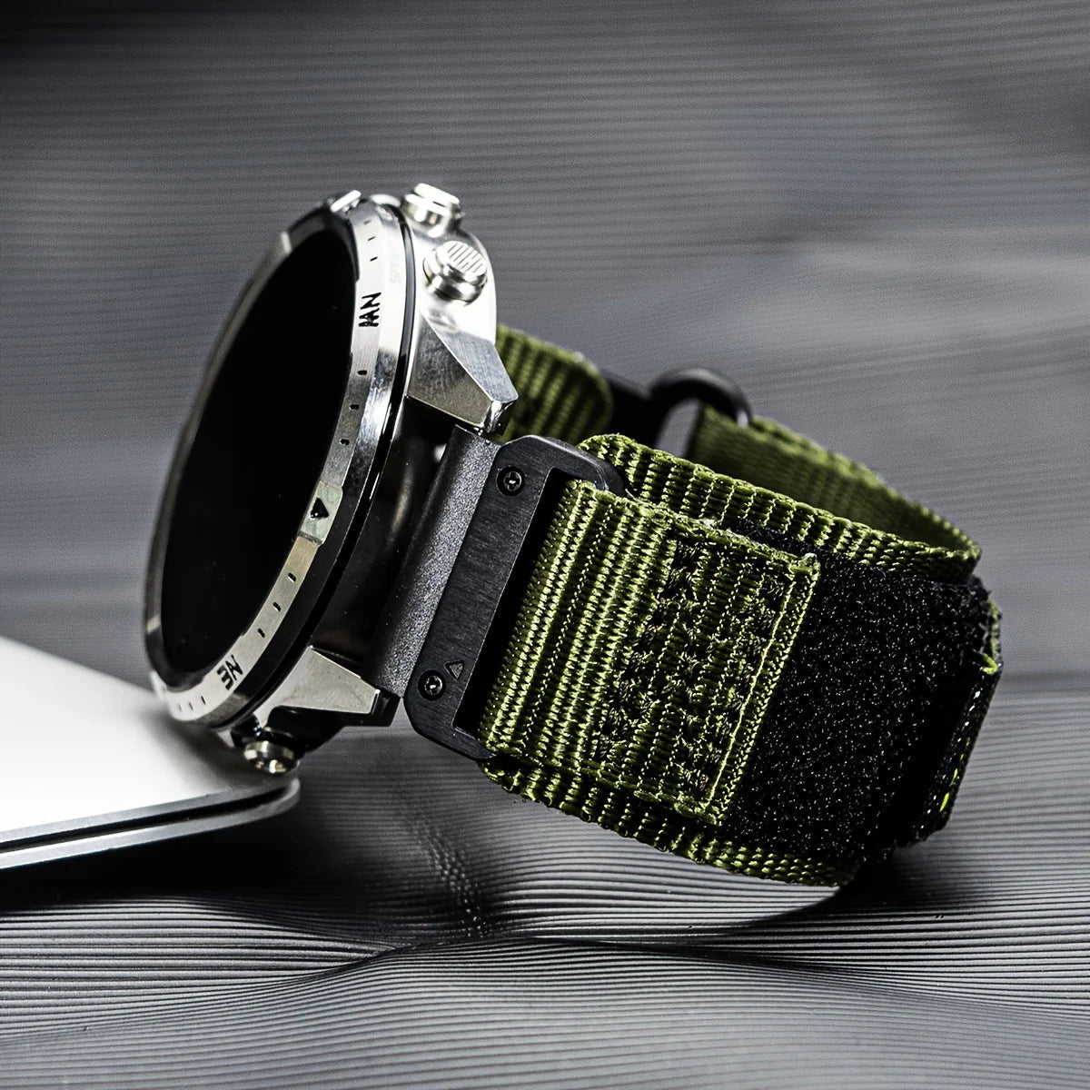 Garmin QuickFit Nylon Canvas Loop Velcro Band: Estilo Militar y Confort Adaptable