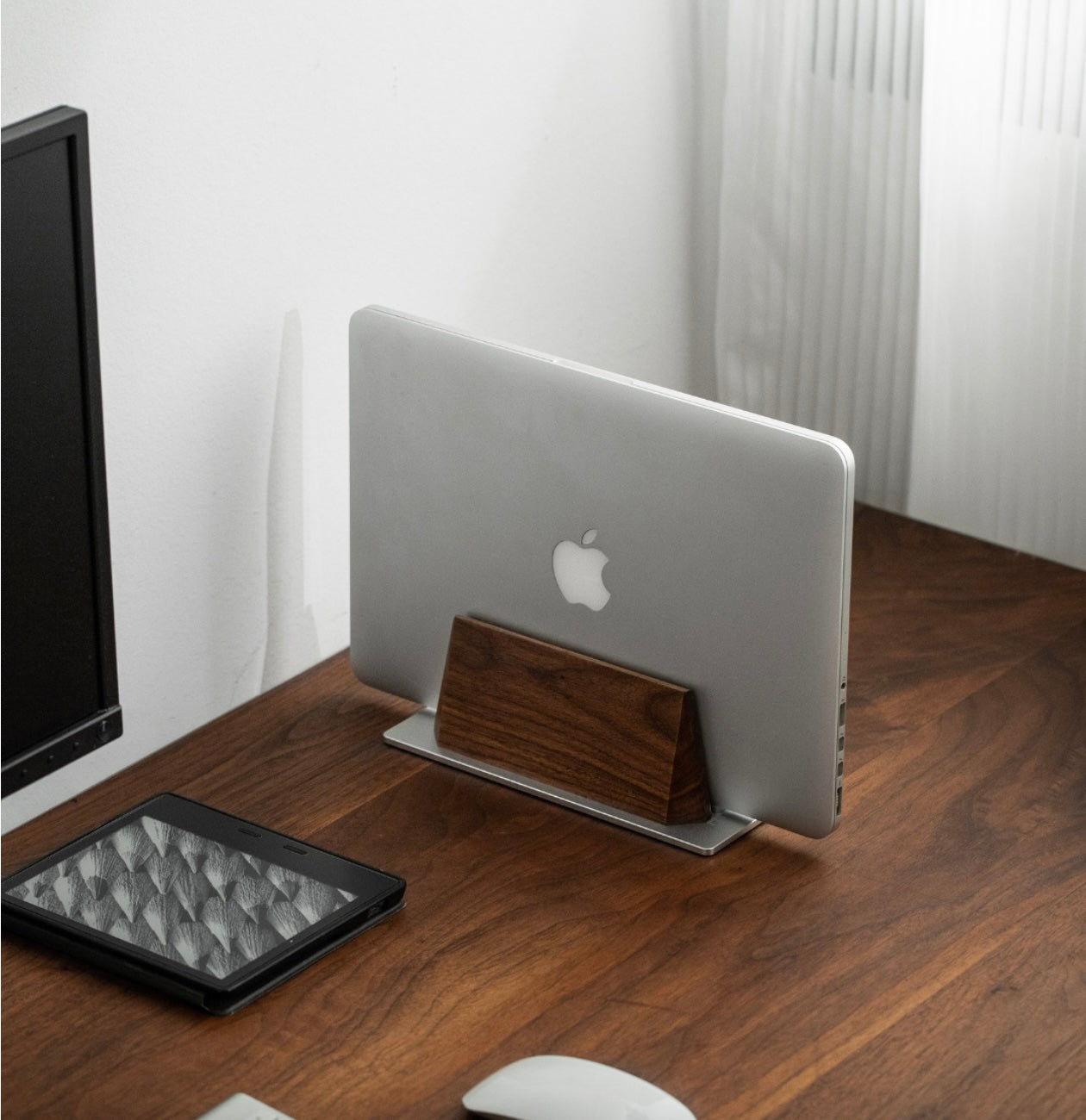 OakStand: Soporte Vertical de Madera Premium para Notebook | Minimalismo y Organización
