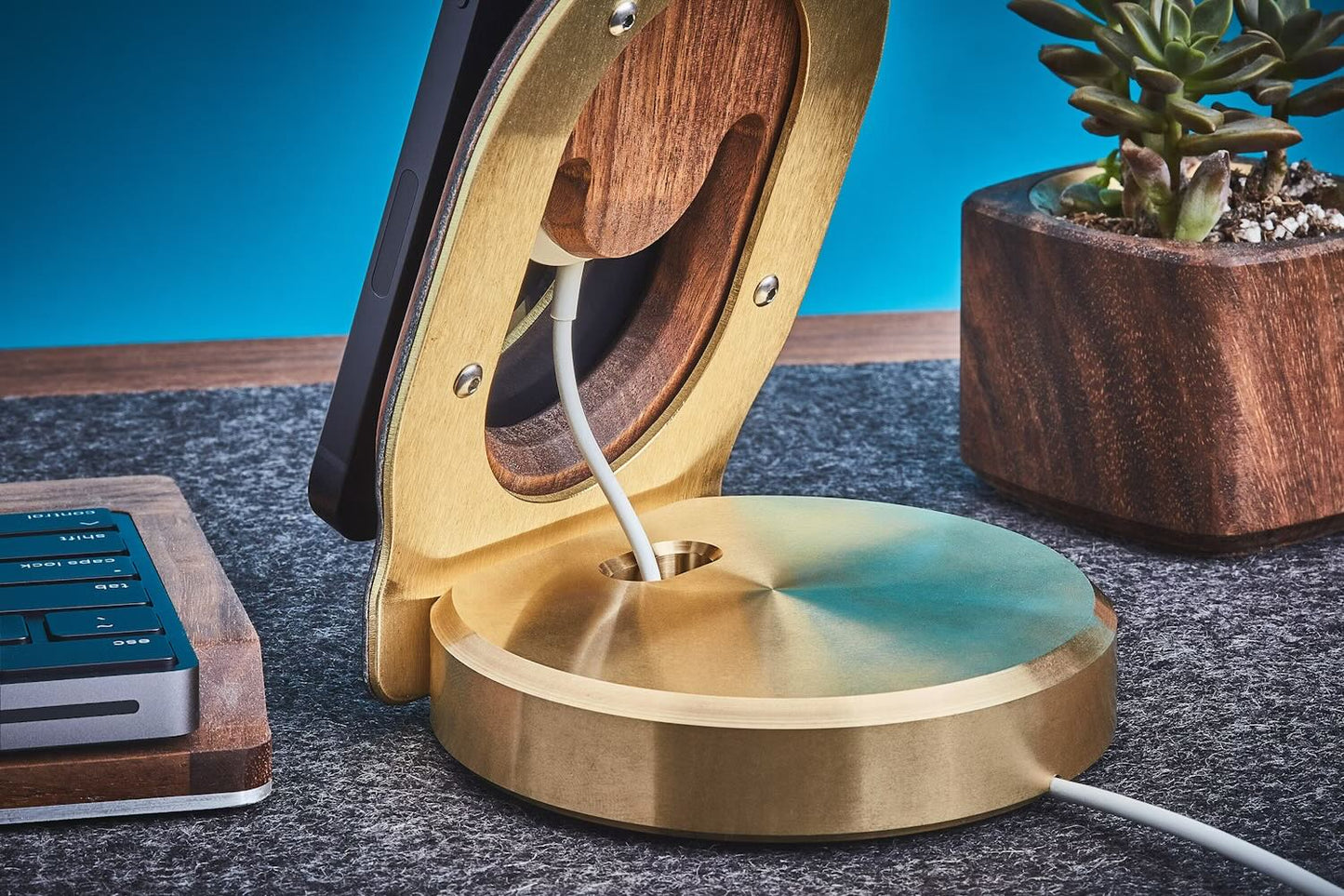 MagLuxe: Soporte MagSafe de Diseño Sofisticado para Carga Inteligente