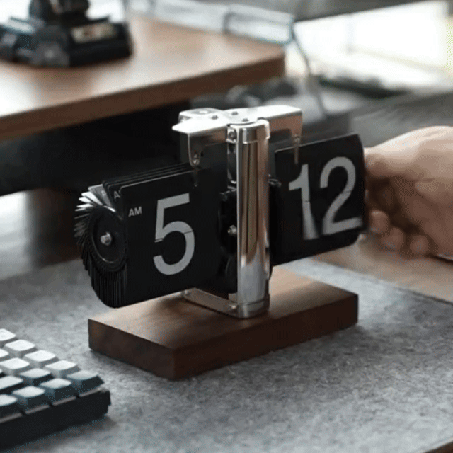 Reloj Flip de Nogal Retro Premium: La Elegancia Atemporal para Tu Escritorio