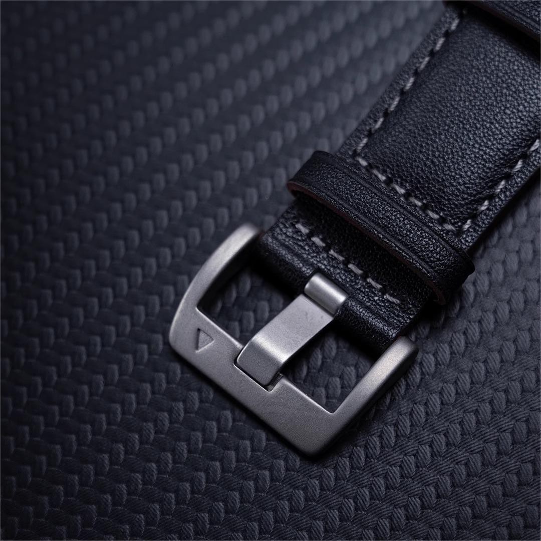 New Explorer Fluororubber & Leather Strap: Audacia y Estilo para Apple Watch